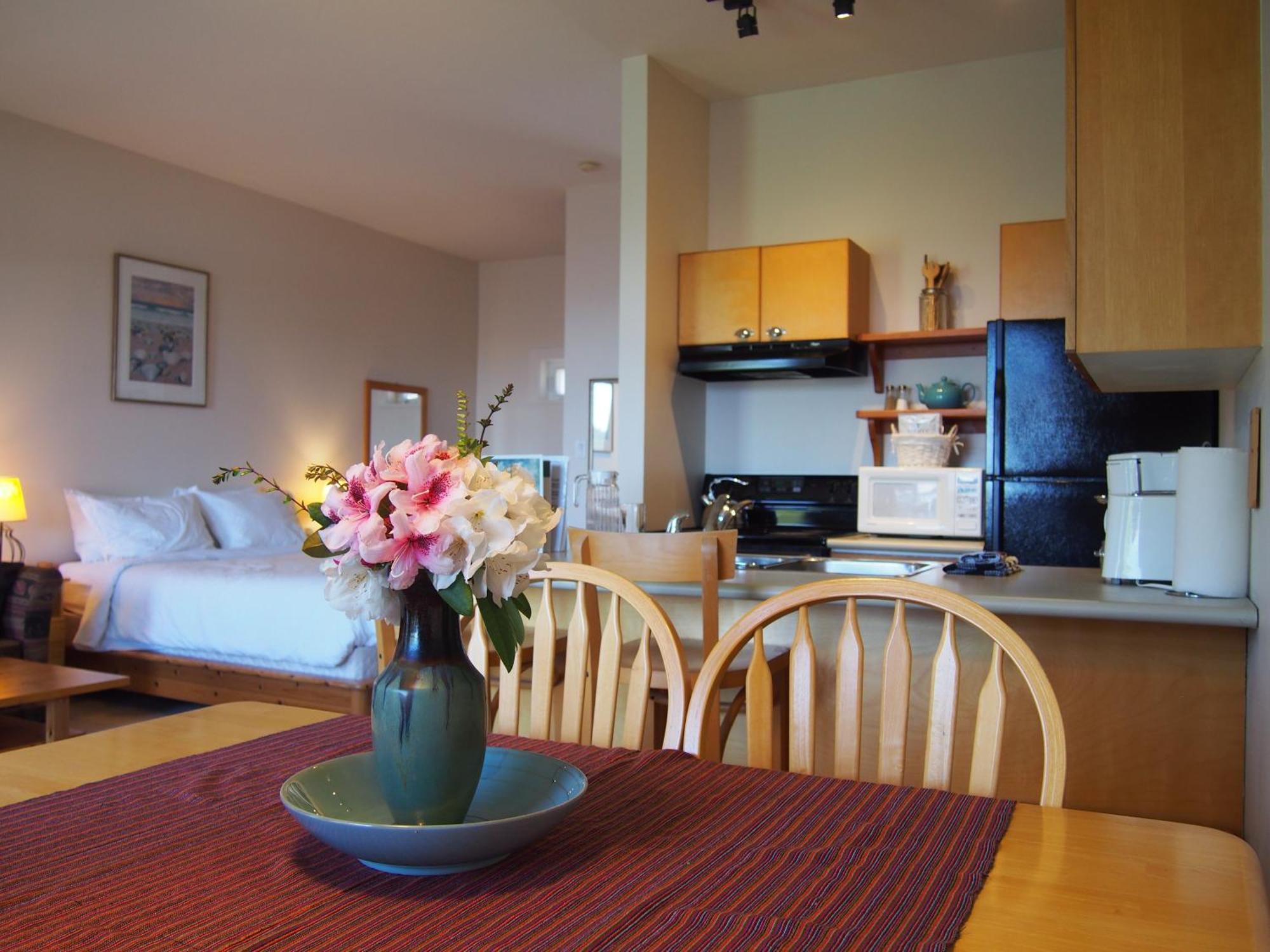 Island Village Properties At Fred Tibbs Tofino Buitenkant foto