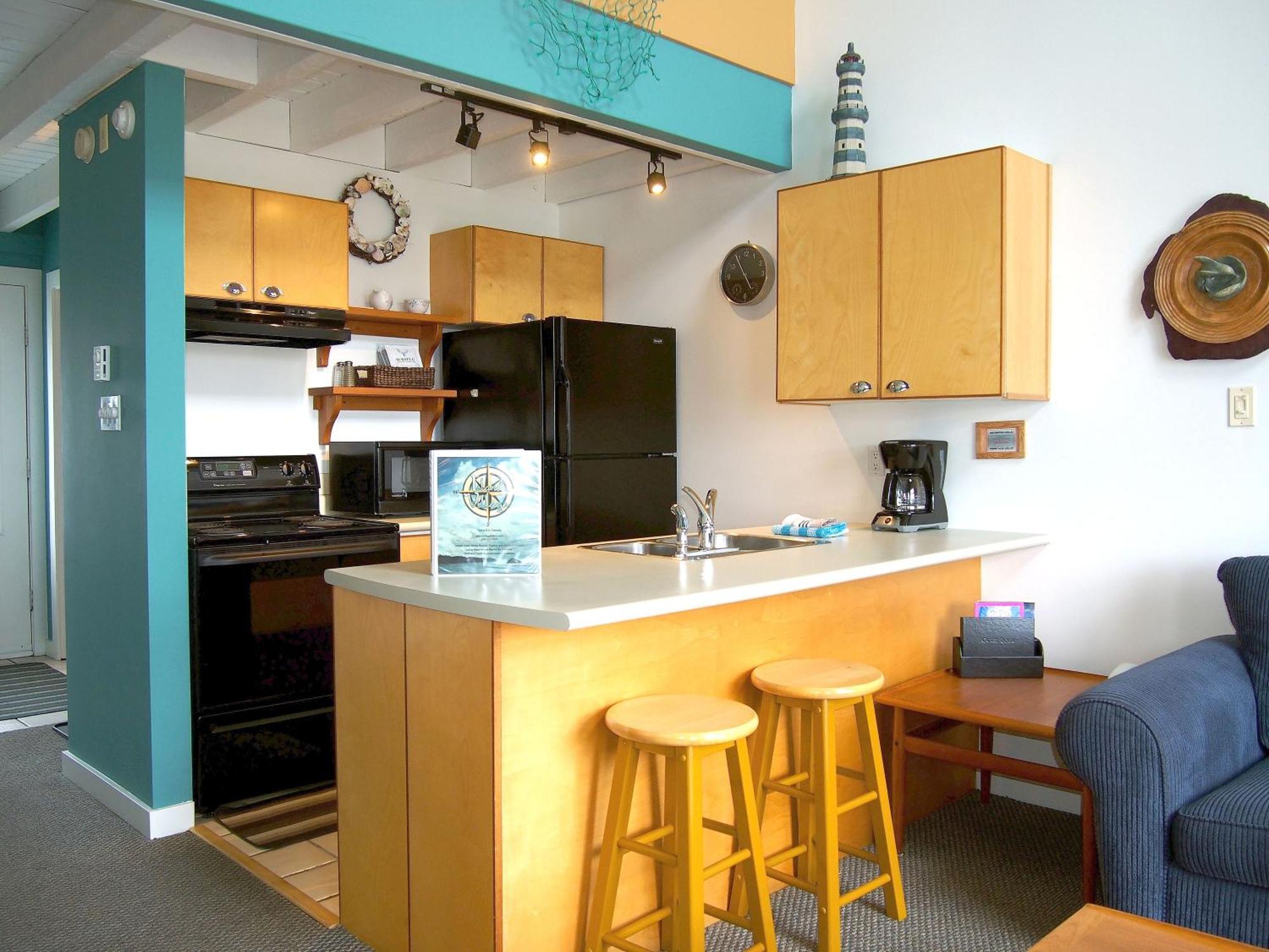 Island Village Properties At Fred Tibbs Tofino Buitenkant foto
