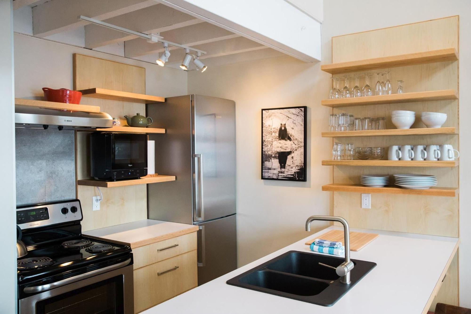 Island Village Properties At Fred Tibbs Tofino Buitenkant foto