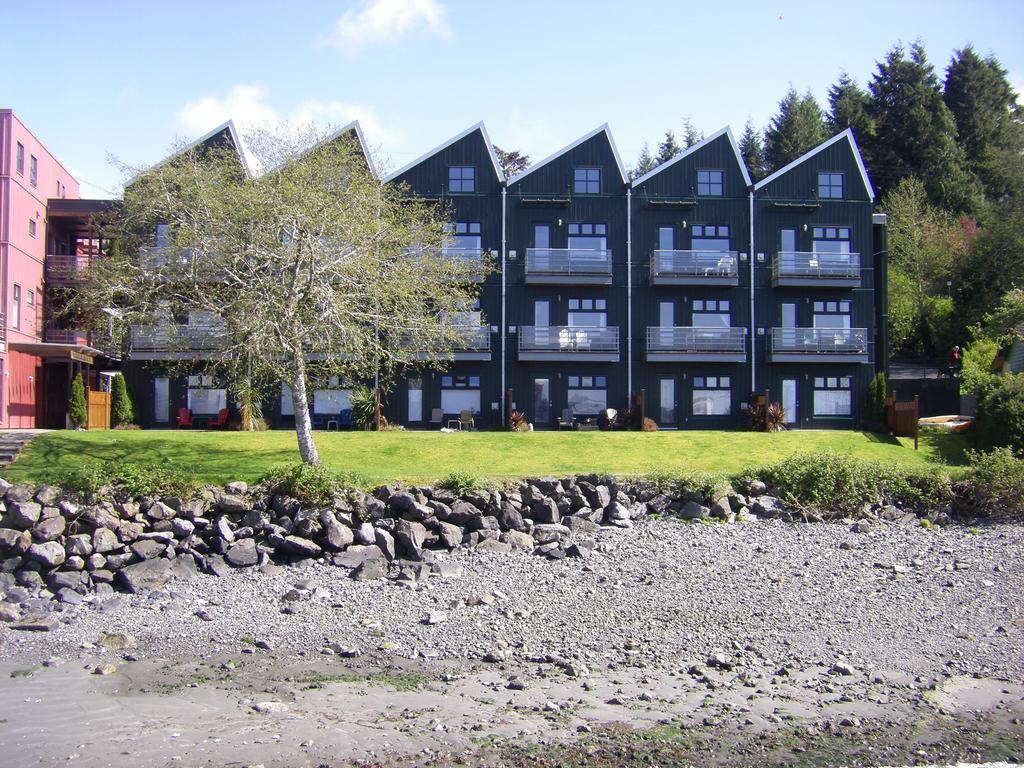 Island Village Properties At Fred Tibbs Tofino Buitenkant foto