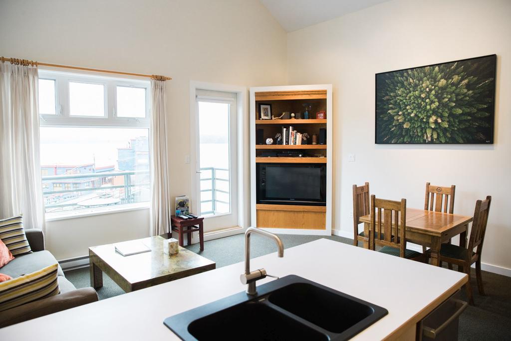 Island Village Properties At Fred Tibbs Tofino Buitenkant foto